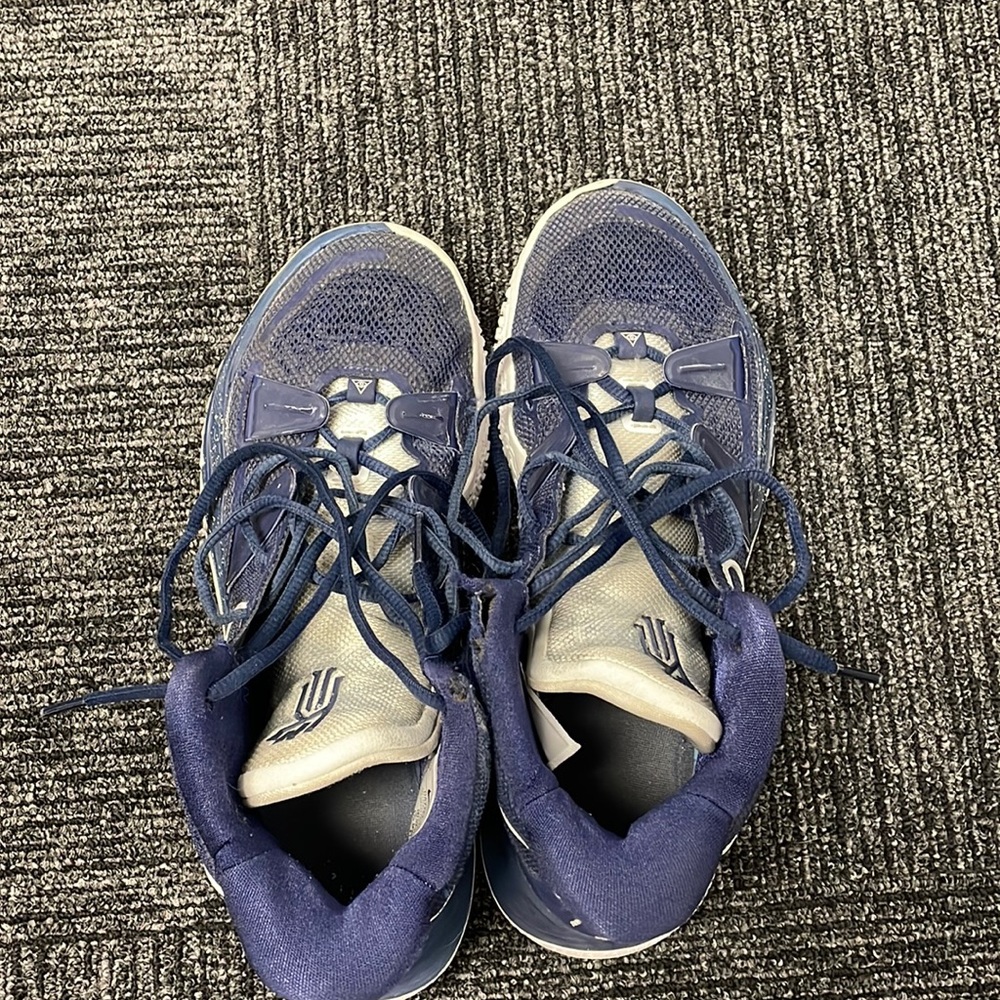 Kyrie 5’s blue, lightly used size 9